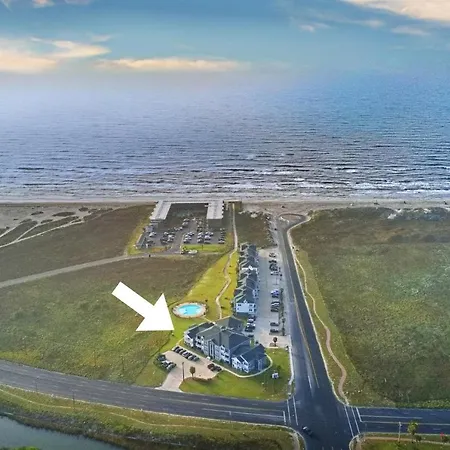 Peaceful Seaside Condo-Walking Path To The Beach